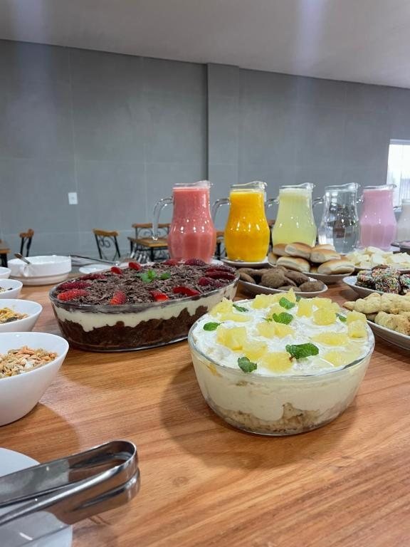 Sobremesas e jarras de suco no buffet