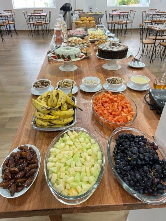 Mesa do café com frutas, bolos e pães