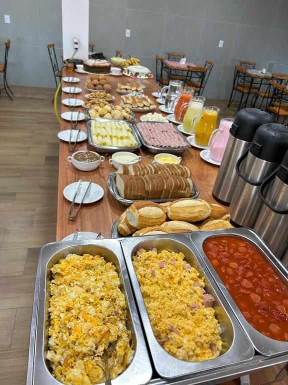 Ovos mexidos, salsichas e pães no buffet